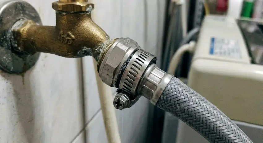 304白鐵斑馬管束鎖緊在水龍頭與洗衣機進水管的特寫照片